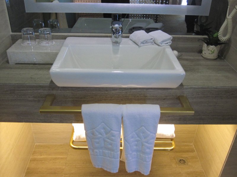 hotelPic