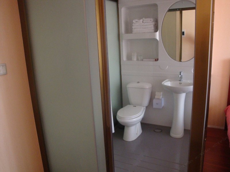hotelPic
