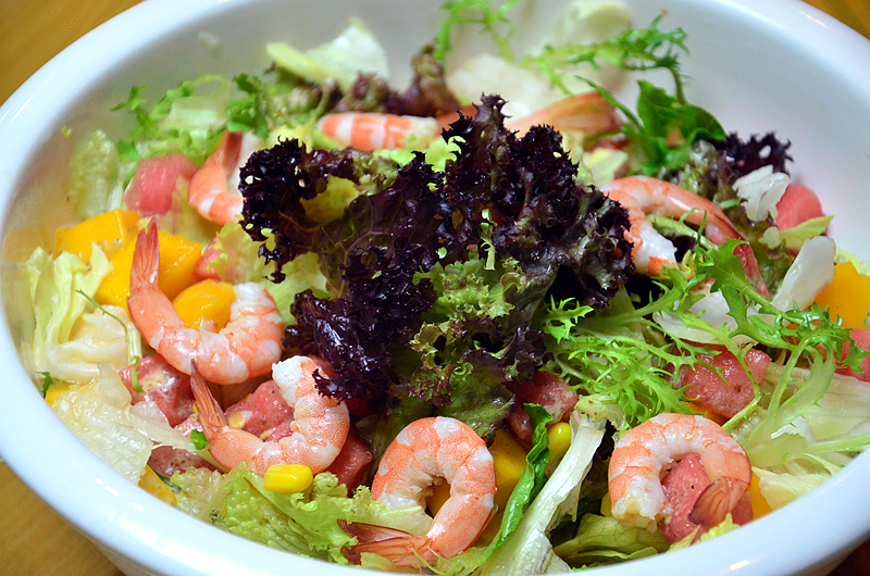 鲜虾水果蔬菜沙拉,虾仁个大饱满,新鲜紧实