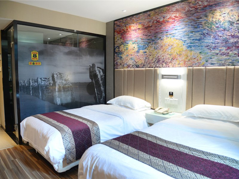 hotelPic