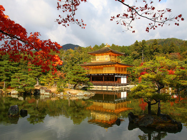 公园周围还聚集着东大寺,春日大社等名胜古迹