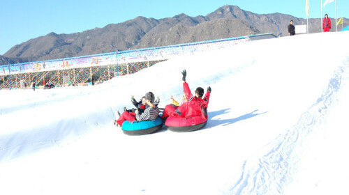 根据当日神农架当地接待量情况由我司安排滑雪场(天燕滑雪场或神农架