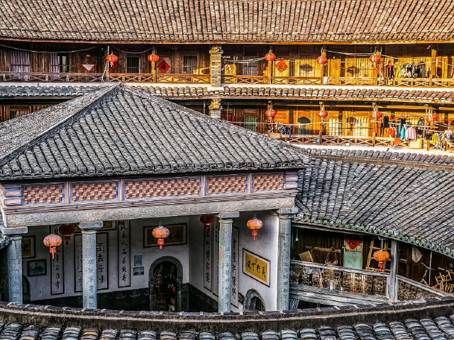 游览"土楼之王"---承启楼,位于福建省高头乡高北村,据传从明崇祯年间