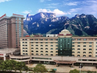 張家界天門山玻璃棧道旅游路線_張家界天門山玻璃棧道旅游價(jià)格多少跟團(tuán)_張家界天門山玻璃棧道旅游花費(fèi)一般多少