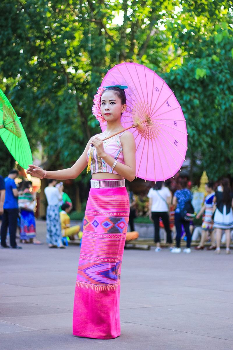 这傣族服装,还真不是一般胖子能穿得上的.