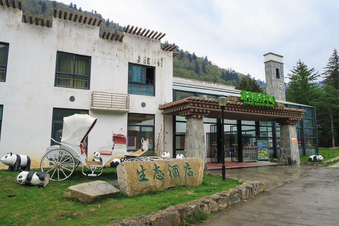 如果没有预订酒店的套票,就该在此处买票了,然后乘坐景区观光车.