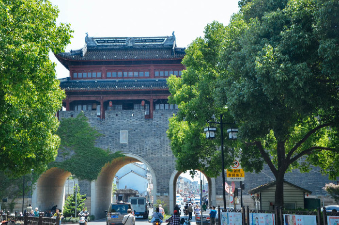 姑苏城门水乡风貌从东段的热闹繁华,到西段鳞次栉比的店铺和住家,这些