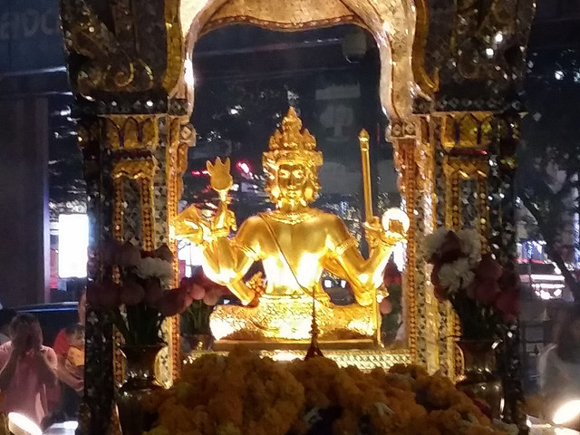 对信奉佛教的人来说,到曼谷来不拜四面佛,就如入庙不拜神一样,是一件