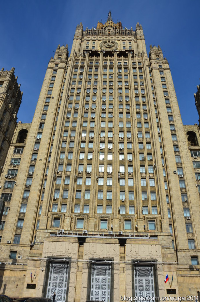也是"莫斯科七姐妹"之一,塔楼上层,还保留着前苏联的国徽.
