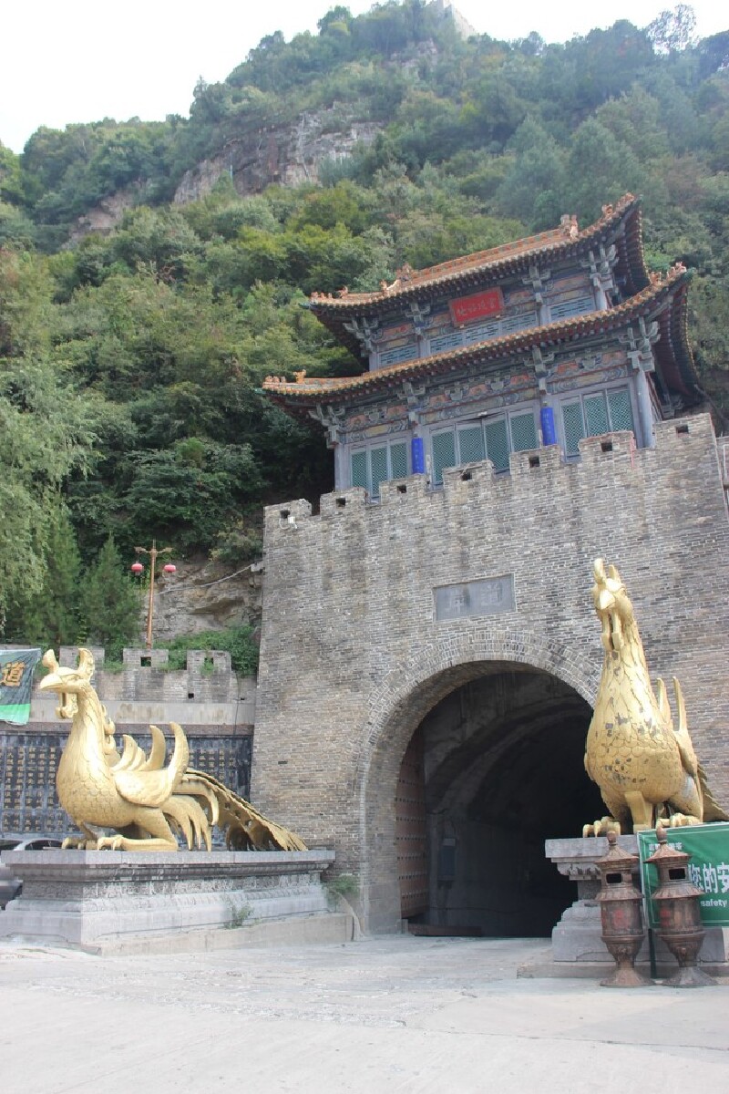绵山景区慈云洞挂壁公路慈云洞从龙脊岭下穿过,沟通了山里山外交通.