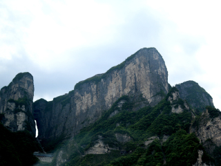 張家界天門山玻璃棧道旅游路線_張家界天門山玻璃棧道旅游價(jià)格多少跟團(tuán)_張家界天門山玻璃棧道旅游花費(fèi)一般多少