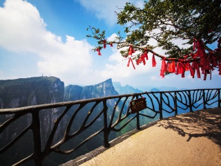 張家界天門山玻璃棧道旅游路線_張家界天門山玻璃棧道旅游價(jià)格多少跟團(tuán)_張家界天門山玻璃棧道旅游花費(fèi)一般多少