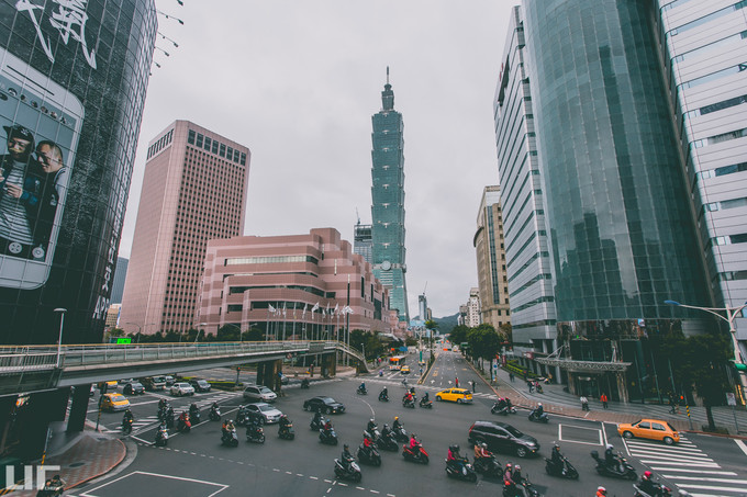 途径附近的香提大道广场,新光三越台北信义新天地等cbd商圈,步行近一