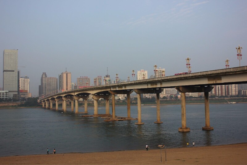 人工沙滩与旧火车头的结合——株洲湘江风光带