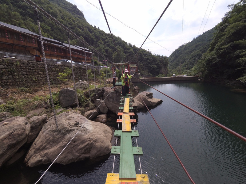 龙井峡闯关 吃过早餐,我们来到民宿门口的