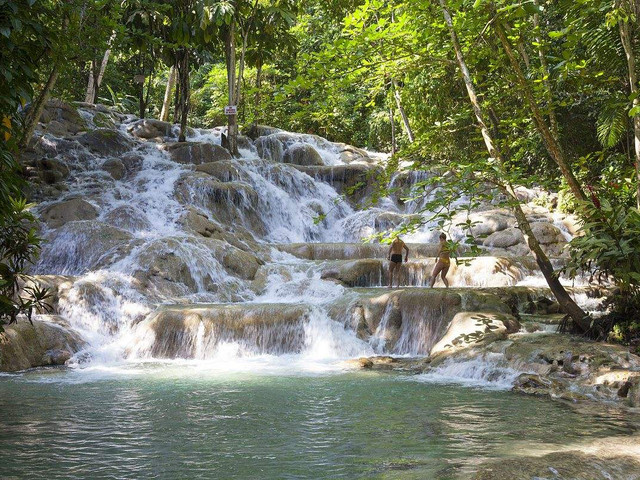 风景名胜但士河瀑布dunn's river falls 全长180公尺,形如多层结婚