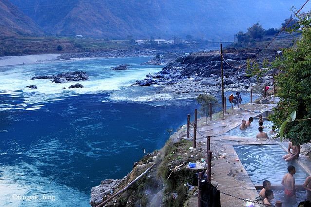 距离六库12公里远的泸水县鲁掌镇登梗村的怒江边有一片天然温泉,每年