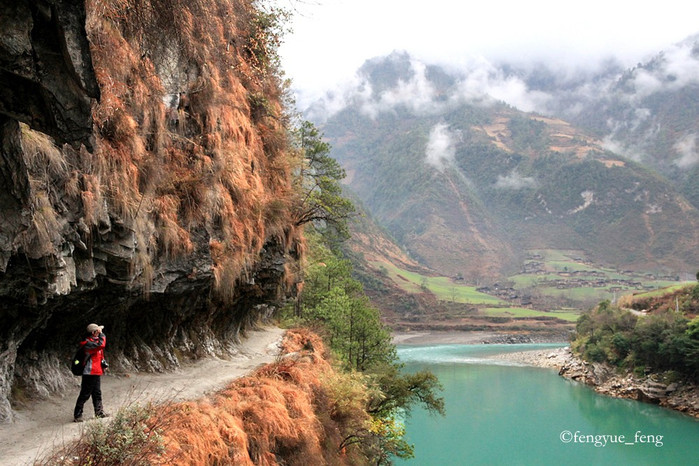 茶马古道从山体上开凿出来的路极为狭窄,仅能容身一马一人.