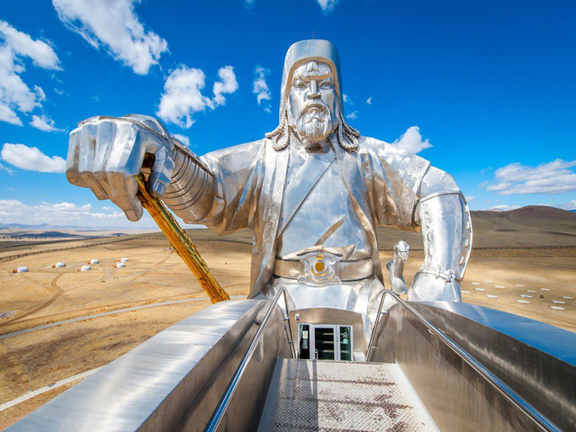 40米高重400吨的铁铸雕像是目前世界上最大的一尊成吉思汗的骑马雕像