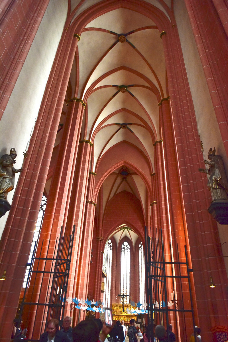 法兰克福大教堂的主楼是壮丽的十五世纪哥特式塔楼,高95米.