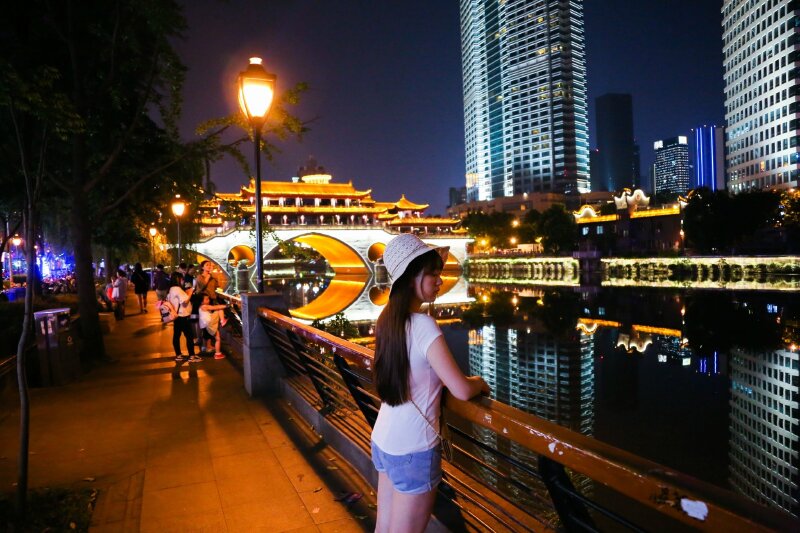 和我在成都的街头走一走,逛景点,吃小吃