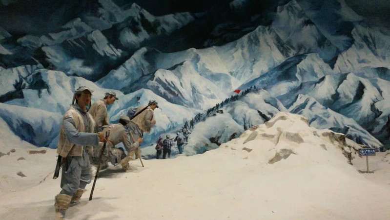 红军过雪山的场景,看上去真是无比艰难的跋涉.