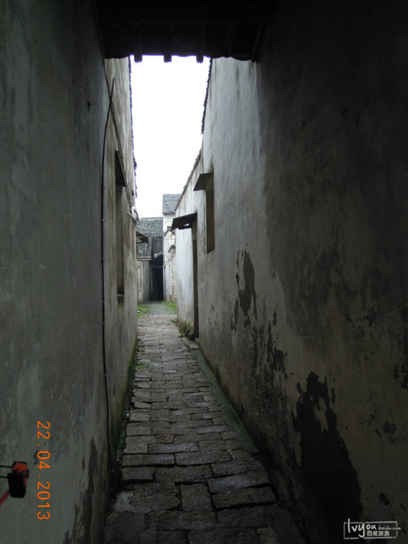    幽深的古镇小巷子.