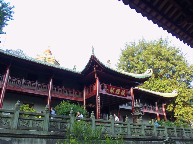 游览景点【南华寺(约1小时)南华寺依山面水,峰峦奇秀,南华寺是