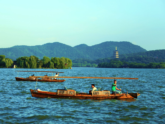 【苏堤春晓】(西湖十景之一,远眺颀赏"西湖风景六座桥,间株杨柳间株桃