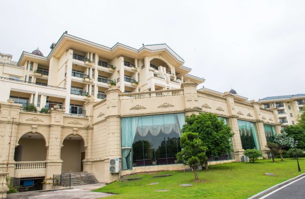 黄山碧桂园凤凰酒店是由碧桂园凤凰国际酒店管理公司运营管理的商务
