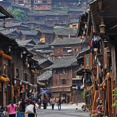 贵州千户苗寨街道两边的民居_667