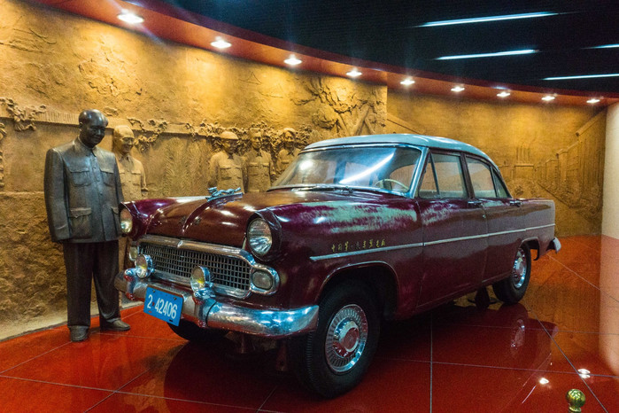 在长春一汽车型展示的馆里,我们看到了当年毛爷爷阅兵时用过的车.