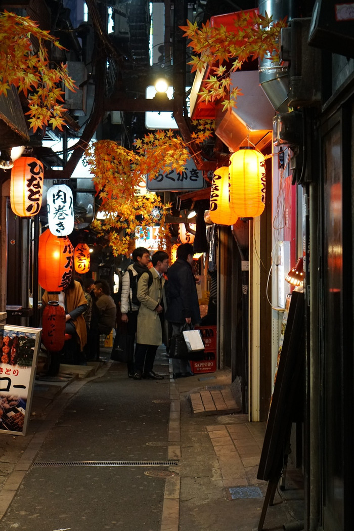 思出横丁美食街"思い出横丁"小街并不长,位于新宿站西口繁华街附近.