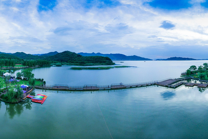 东钱湖又称钱湖,万金湖,是浙江省著名的风景名胜区,距宁波城东15公里