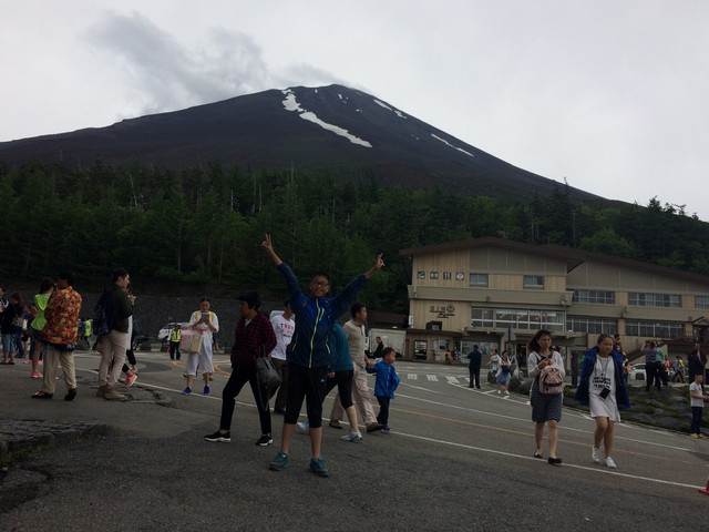 来张自拍~ 大家去的时候一定要披一件外套呀,富士山五合目的位置,那