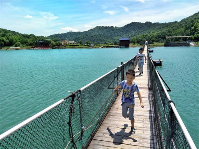 长沙石燕湖生态公园                      石燕湖生态旅游风景区是