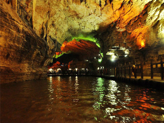 黄龙洞位于湖南省张家界市核心景区武陵源风景名胜区内,是世界自然