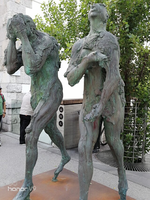 飞龙桥又称情人桥(又称屠夫桥)旁的人类始祖----夏娃和亚当塑像.
