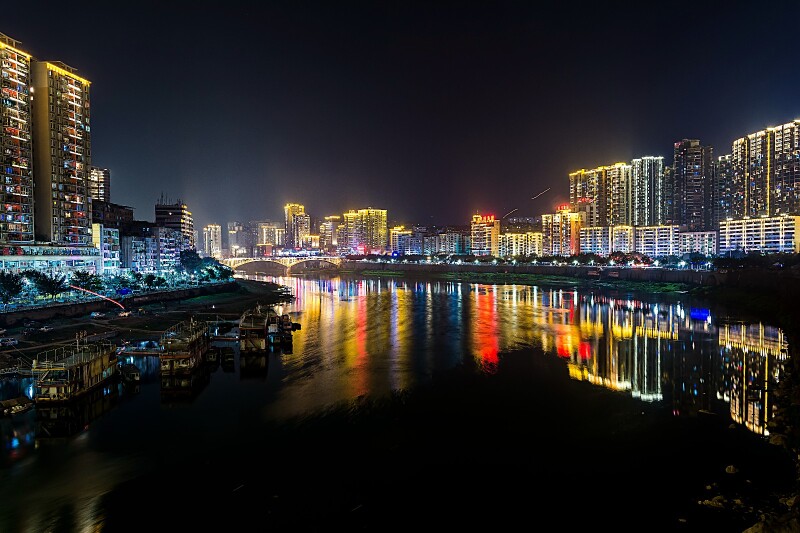 达州的夜景,最美便是州河两岸                      俗话说得好