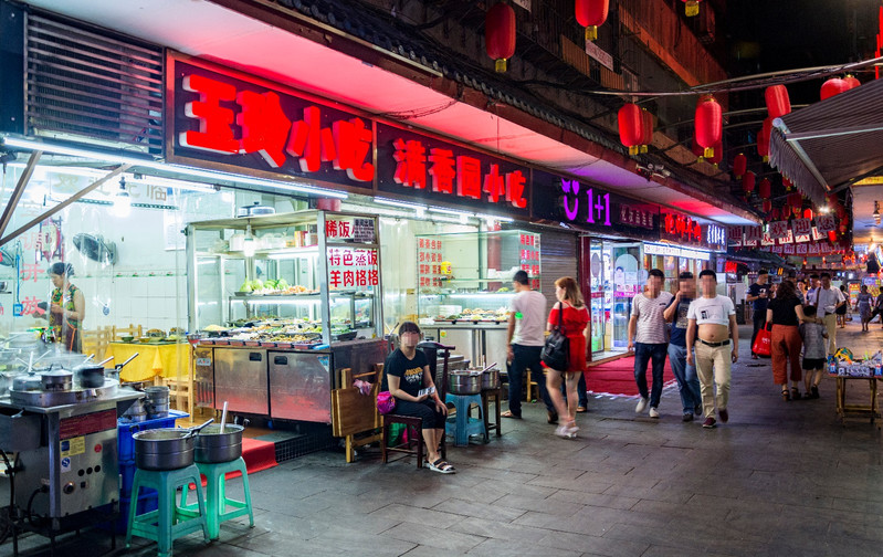 达州的好吃街有三条,这条【三圣宫】美食街是