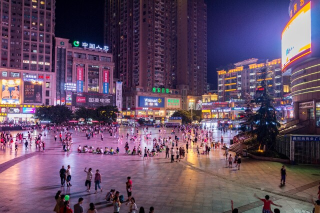 夜晚的城市中心广场,很热闹~                      到一个城市游玩