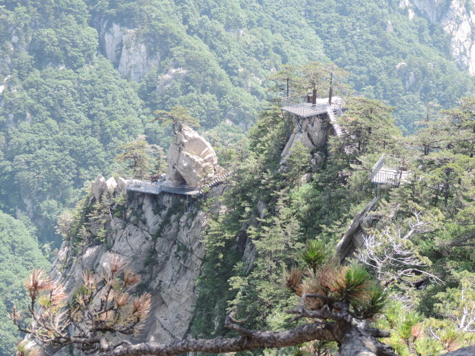 在缆车上观风景.今天石人山的这段旅游行程前几天我已经结伴走过.