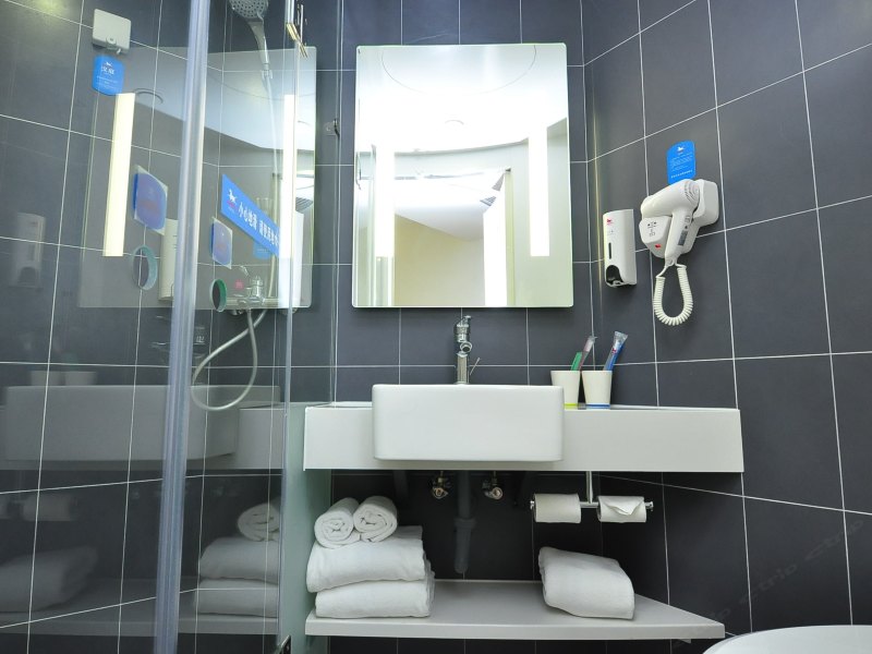 hotelPic