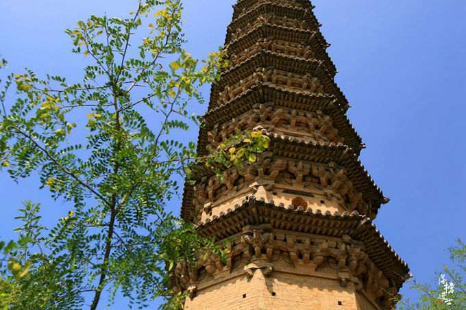 百家岩寺塔每层高度自上而下递减,塔体外形轮廓略呈抛物线形,每层檐下