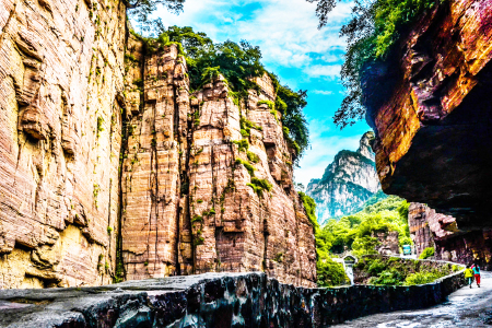 [国庆]<河南-郭亮村-云台山-龙门石窟-少林寺-开封双高5日游>升级2晚五星泳池酒店，玻璃栈道，少林功夫表演，永泰寺素，南京往返