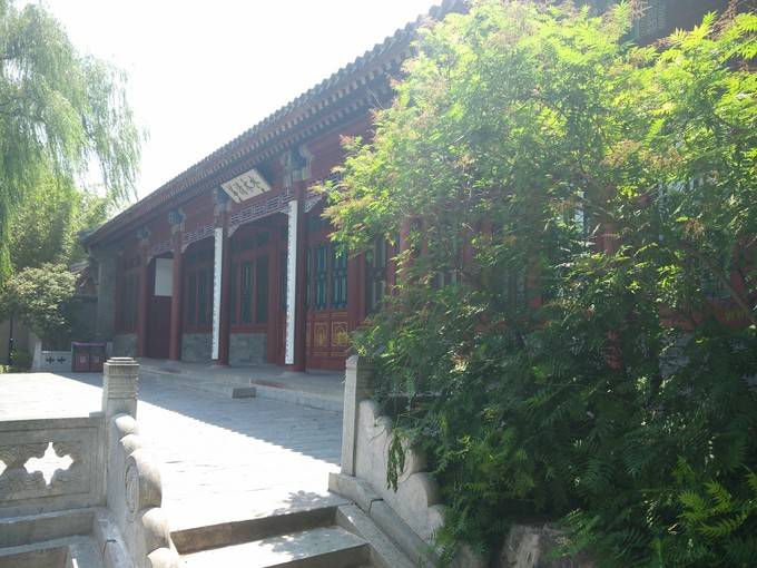 "清华园"工字厅后面的匾额题"水木清华"四字,两旁有对联一副曰:"槛外