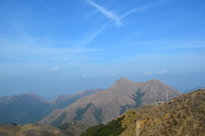 一脚跨三省逃票万时山