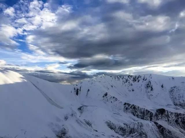 康庆神山,位于那曲地区比如县布龙沟镇,海拔5300,到达布龙沟镇后,驱车