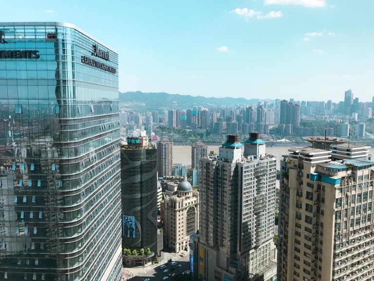 酒店就在市中心,位置超好,楼下就有罗森便利店和水果超市,去解放碑
