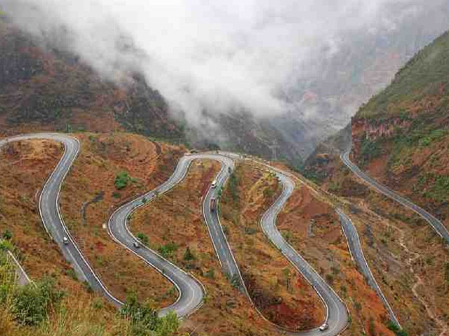 泸沽湖山路十八弯